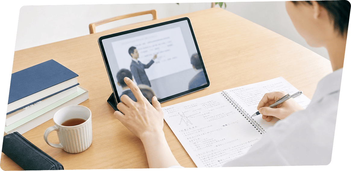 タブレットで講義動画を視聴しながら学習する様子